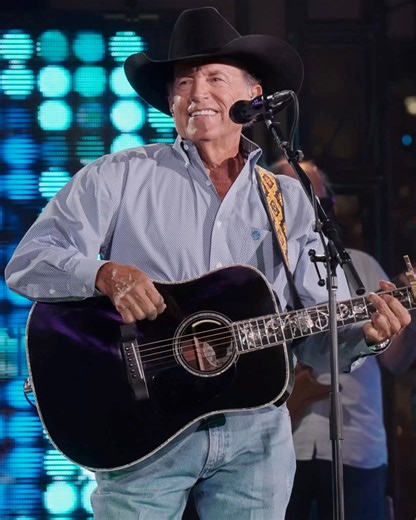 An actual record breaking night... the one and only George Strait has officially put on the largest ticketed concert in U.S. history with 110,905 fans all singing along at Texas A&M's Kyle field🤠 | AEG Presents