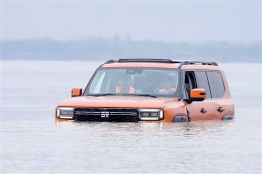 Jetour floats across the Yangtze River with the G700 | AutoIndustriya