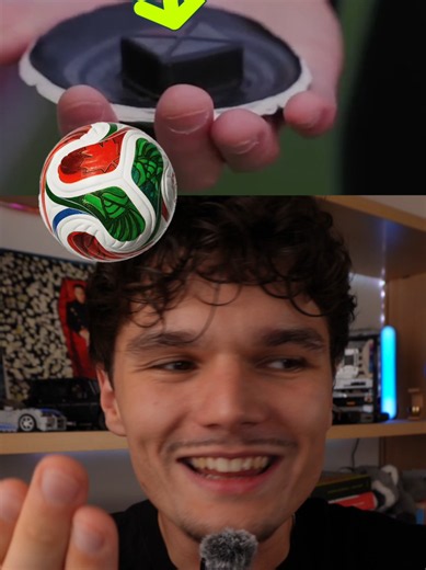 La palla ufficiale dei Mondiali 2026, l’adidas Trionda, integra una tecnologia “Connected Ball” con un sensore di movimento da 500 Hz che registra ogni tocco e trasmette dati in tempo reale al VAR, aiutando gli arbitri soprattutto nelle decisioni di fuorigioco e nei tocchi di mano. Inoltre, la nuova struttura a 4 pannelli e le scanalature profonde migliorano stabilità, precisione e aerodinamica durante il volo del pallone. #worldcup2026 #worldcup #tech #palla