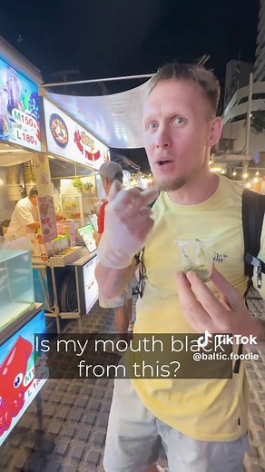 EN. In Thailand, I tried a true street food extreme – the squid shot 🦑🥃 It’s served with a roughly chopped spicy sauce, usually made from chili, garlic, lime juice, and fish sauce. Basically, it’s sashimi style, just way fresher, more intense, and seriously spicy – a real street food bomb. I liked it so much that this was already my second time, and I’d happily do it again 😀 LT. Tailande paragavau tikro street food ekstremumo – squid shot 🦑🥃 Jis valgomas su rupšiai kapotu aštriu padažu, daž