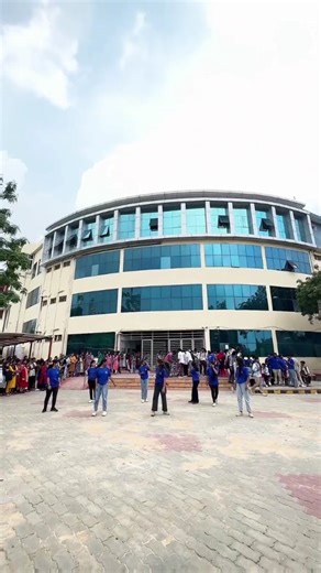 SPEC_NEWS | "Flashmob madness on campus! 💃🔥 #CollegeVibes #Flashmob #DanceReel #TrendingNow #ReelKaroFeelKaro" . . . VC & EC: @rohit.heerekar | Instagram