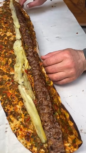 Antepliyiyor on Instagram: "@kayaustavan Metrelik Lahmacun Arası Kebap 朗 Bu Gönderiyi Gönderiyi Gönderdiğin Arkadaşının Sana Borcu Olsun☺️ @chefsinanberk ☎️04322230425  Oto Sanayi Civarındayız  @viewpointgastro Tarafından Yapılmaktadır. #van #kayaustanınyeri #lahmacun #kebap #kebab #food #delicious #instafood #instagram #keşfet #ızgara #kahvaltı #sıcakpide #vankahvaltısı #breakfeast #vangölü #yöreselyemekler"