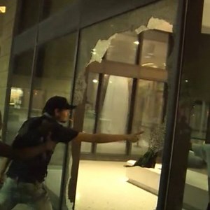 638K views · 4.3K reactions | Protests escalate dowtown Cincinnati: This is a look as several people shatter the windows at the Hamilton County Courthouse. | WLWT | Facebook