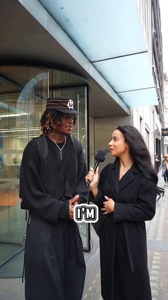 Not the face grab😱 #streetinterview #publicinterview #rizz