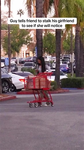 A guy set up his girlfriend for a survival instincts test where she’s being stalked to see if she would notice Full video link in bio #faceyourfear #stalker #stalkers #survivalmode #survival