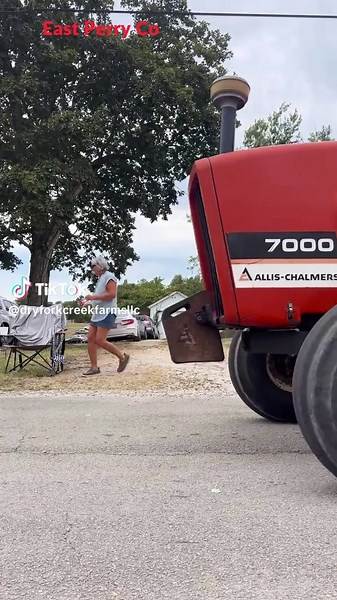 USA Parade Featuring MAGA Tractors