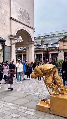 Always spreading happiness.#blindlivingstatue #levitating #floating #ilusion