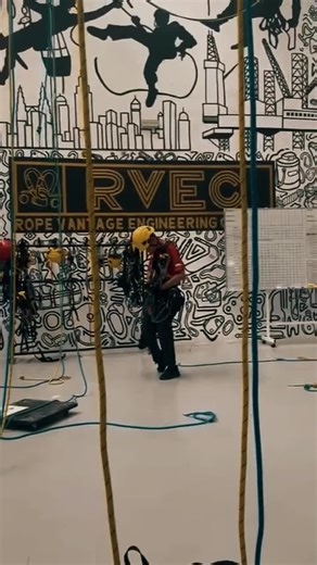 Stronger than yesterday 💪🏻 Ready for height? Join us now 📞 #abseiling #iratainternational #ropeaccesstechnician #IRATACertified #pusatlatihansabah