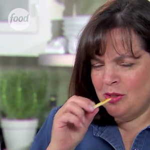 Ina makes crispy Matchstick Potato Fries to complement her juicy Steaks. 🥩 🍟 #20YearsOfBarefootContessa 🎉 | Food Network UK