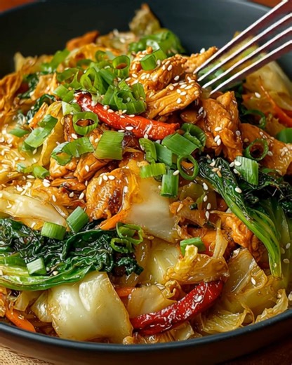 Savory Chinese Chicken Cabbage Stir Fry Ingredients: 2 tablespoons vegetable oil 1 pound boneless, skinless chicken breasts, sliced into thin strips 2 cups green cabbage, shredded 1 cup carrots, julienned 1 bell pepper, sliced (any color) ...... Full Recipe in Coʍmеոτ 💬 | Cricket Is Love