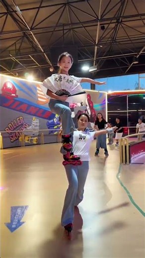 Roller skating tutorial ⛸️#dance #cutebabysinging#adorablewa is online#contentINSULATIONSHARINGPLAN