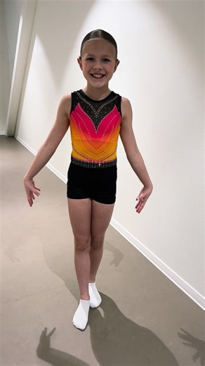 Zoë 🤸🏼‍♀️ on Instagram: "Dit super gave pakje is op dit moment mijn favoriet. Wist je dan je dit pakje kunt kopen met een speciale rug of een normale rug zoals die van mij 💛🩷 Love this leotard, made by Lisa from Glitterpakjes. Everything is handmade in The Netherlands. Shipping Europe is possible. Choose your own collors! Leotard 🩱 @glitterpakjes Name 🤸🏼‍♂️ Cailyn pink/yellow Size 📏 CL (134/140) Leotard Turnpakje Cailyn Handmade Handgemaakt The Netherlands Nederland Gymnastics Turnen Lov