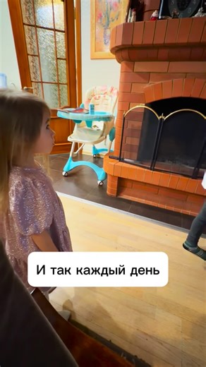 Олеся Тарасова on Instagram: "Когда сестра плачет, кричит или капризничает — хочется или накричать в ответ, или просто уйти. Но что, если это шанс стать для неё супергероем, а не ещё одним раздражённым взрослым? Почему она так себя ведёт? Она не пытается вас достать. Чаще всего она: ➜ Устала и не может это объяснить. ➜ Не получает того, что хочет (игрушку, внимание). ➜ Чувствует себя беспомощной в какой-то ситуации. Ваши суперсилы в этой ситуации: 🛡️ Сила спокойствия. Ваше ровное настроение — к