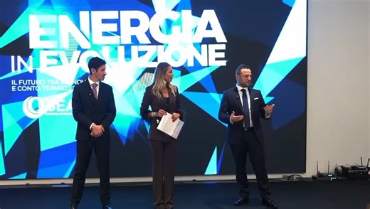 L’edizione 2025 dell’evento SEAC “𝐄𝐧𝐞𝐫𝐠𝐢𝐚 𝐢𝐧 𝐞𝐯𝐨𝐥𝐮𝐳𝐢𝐨𝐧𝐞: 𝐢𝐥 𝐟𝐮𝐭𝐮𝐫𝐨 𝐭𝐫𝐚 𝐫𝐢𝐧𝐧𝐨𝐯𝐚𝐛𝐢𝐥𝐢 𝐞 𝐂𝐨𝐧𝐭𝐨 𝐓𝐞𝐫𝐦𝐢𝐜𝐨 𝟑.𝟎” si è consolidata come un vero e proprio energy value-chain system: un modello integrato della catena del valore energetico capace di differenziare il mercato energy & e-mobility e generare impatti ESG concreti e misurabili. L’intervento del Presidente e Amministratore Delegato di Q8 Quaser e AD My Energy Q8, Giovanni Romano, ha portato al