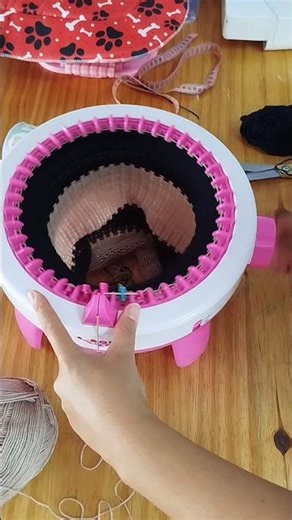 How to Change the Color of Yarn on a Knitting Loom