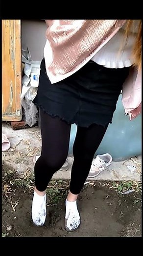 Le stepped into the mud wearing only socks, and her socks were completely soaked with muddy sludge