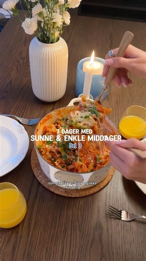 Emma Ganzarain on Instagram: "annonse @rema1000 One pot pasta bolognese🍝 billig, sunt og neesten ingen oppvask. Oppskrift under👇🏼 Ingredienser til ca 2 pers: - 1 pk @solvinge kyllingkjøttdeig - 200 g Penne pasta - 2 stk gulrot - 1 løk - 2 fedd finhakket hvitløk - Brokkolitopper fra frysedisken - 1 boks hakkede tomater med basilikum og oregano - 1 boks tomatpasta - Salt - Paprikapulver - 5 dl vann - Litt revet mozzarella til topping - Urter til pynt (kan sløyfes) - Litt olje til steking Finhak