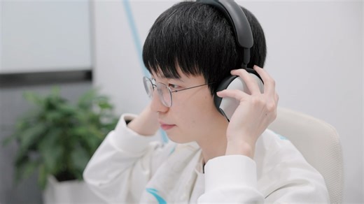 感谢@ALIENWARE外星人 ，更新基地里的新装备了。AW 3225QF 显示器，4K QD-OLED面板加黄金曲率，高清高刷不管是打游戏还是看电影都非…