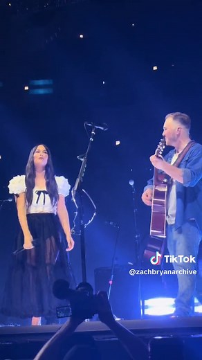 Zach Bryan brought out Kacey Musgraves for ‘I Remember Everything’ night one in Chicago! 🤯 #ZachBryan #KaceyMusgraves