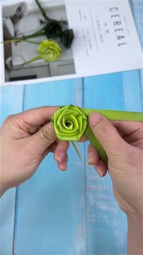 How to use a palm leaf to weave a beautiful rose. It’s so simple and creative. Handmade tutorial