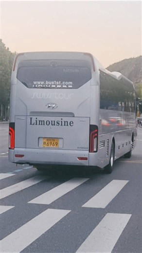용인 스위스관광 뉴 프리미엄 유니버스 노블 EX12.5 경기 78아 6969 남태령역 버스정류장 통과.