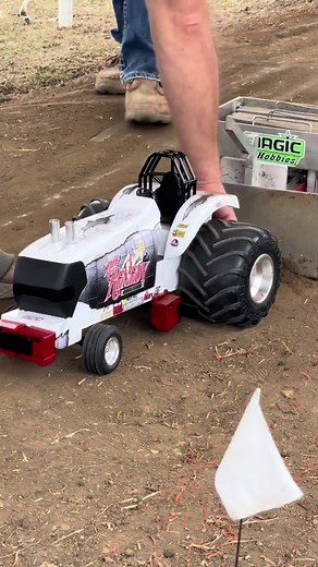 RC Tractor Pulling at Pull Town USA!! #pulltownusa #bowlinggreenohio #RCtractorpulling