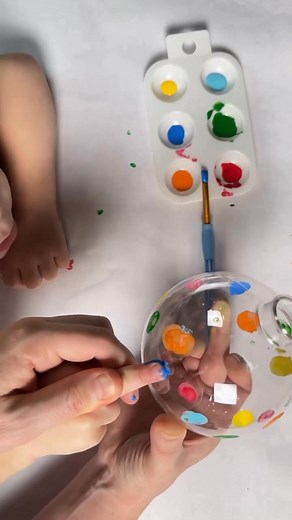 @diyphotoshootmom shares this adorable DIY Fingerprint Christmas Lights Ornament, and it’s the perfect keepsake craft for the holidays! 🎄✨ All you need is a plain ornament, a few paint colors, and your child’s fingerprints to create a strand of “Christmas lights.” Add names or the year for a memory you’ll treasure forever! This easy, low-prep holiday craft is great for toddlers, preschoolers, and early elementary, and makes a sweet gift for parents, grandparents, and teachers. Perfect for Chris