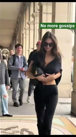 Emily Ratajkowski After Leaving Fashion Week In Paris