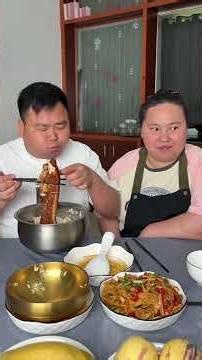 Chồng tôi ngốc nghếch, lúc nào cũng ăn một mình, cứ chờ xem tôi sẽ xử lý anh ta thế nào.