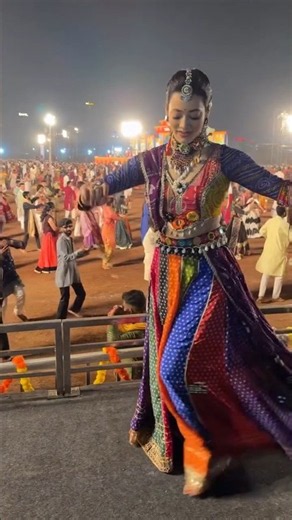 ઘૂંઘટ મે ચાંદ હોગા...🌝