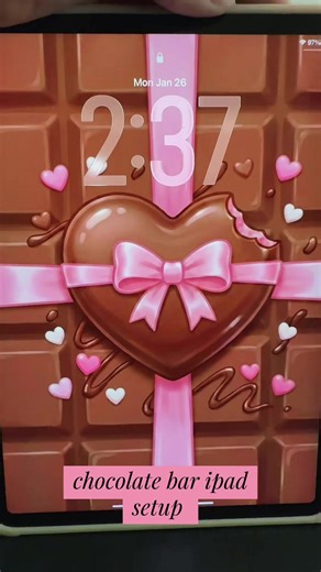 ✨ Chocolate Bar iPad Setup 🍫💗 Turning my iPad into a cute Valentine’s Day chocolate bar aesthetic 🤎🎀 Soft pinks, glossy chocolate tones, cute widgets & icons — the sweetest iPad setup 🥹 Perfect if you love: • iPad aesthetic setups • Valentine’s Day themes • Cozy / cute digital iPads • iPad home screen inspiration • Pink brown color palettes 🍓 Follow for more dessert-inspired iPad & phone setups 🍫 Full theme coming soon #ipad #ios26 #valentinesday #valentines #pinkaesthetic