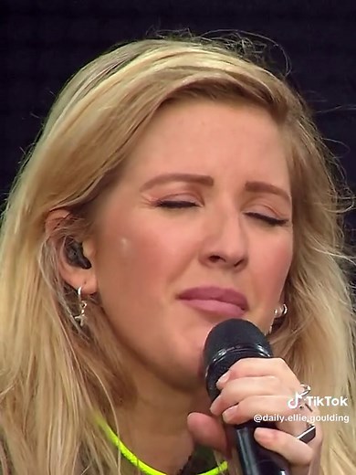 Ellie Goulding Lights Live Performance