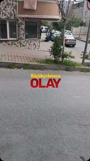 kucukcekmece.olay on Instagram: "Halkalı’da kaldırımda yürüyen gence s1lahlı saldırı kamerada! Halkalı’da kimliği belirsiz kişi ya da kişilerce, bir adama yönelik s1lahlı saldırı düzenlendi. Saldırıda adam kasık ve bacağından yaralanarak yere yığılırken, saldırgan beta saldırganlar geldikleri araçla olay yerinden kaçtı. Yaralıya ilk müdahaleyi çevredeki vatandaşlar yaptı. Olay yerine sevk edilen polis ekipleri, çalışmalarını sürdürüyor."