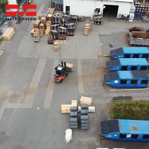 Vi søger lige nu medarbejdere til vores produktion 🧑‍🏭 Hør mere om jobbet her 👇 Hos METRO THERM i Helsinge har vi travlt. Derfor søger vi lige nu nye kolleger til vores produktion. I produktionen vil du blive en del af et team, der hver dag bygger vores velkendte varme- og varmtvandsløsninger fra bunden. I jobbet vil du komme helt tæt på processerne – fra fremstilling af beholdere og emaljering til produktion af kabinetter og montering af den tekniske del 👨‍🔧 Hvem er du? Du har lyst til at 