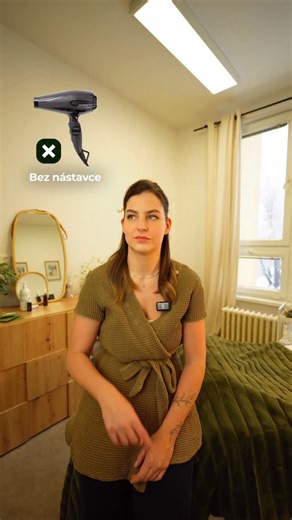 Tereza Kosáková| Head spa • kosmetika • kurzy on Instagram: "Pokud děláš tyhle věci, žádná péče ti vlasy nezachrání. 👇 🔥 Foukání vlasů bez nástavce rozptyluje vzduch všemi směry, vlasy se zbytečně přehřívají, krepatí a vlasová kutikula zůstává otevřená, což vede k vysušení a lámání. ✨ Fén s nástavcem naopak usměrní proud vzduchu jedním směrem, vlas se uhladí, rychleji uschne a není tolik namáhaný teplem. 🧷 Časté tahání vlasů při česání, stylingu nebo během dne oslabuje vlasové kořínky a může