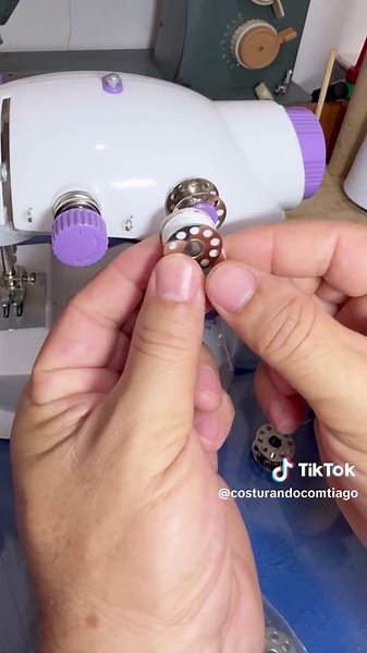 Como encher a bobina da mini máquina de costura. #minimaquinadecostura #costura #sewingmachine #costuracreativa #dicadecostura #maquinadecoser