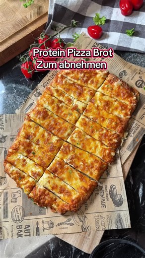 Anzeige* ⬇️ Zum Rezept ⬇️ Super leckere Käse Brotsticks - Blitzschnell fertig —> OHNE AUFGEHZEIT! 😍 ✅ Proteinreich ✅ Ohne Aufgehzeit ✅ Nur 548 Kcal p.P Für den Teig: – 140g Dinkelmehl (Typ 630) – 60g MORE Protein Sahne – 12g Backpulver – 150g Magerquark – 2 -3 EL Wasser – etwas Salz & optional Gewürze nach Wahl Belag: - 1 El Kräuterfrischkäse Light - 25g Cheddar Streukäse - 25g Mozarella Streukäse - 50g Gouda Light Streukäse ➡️ Mit dem Code „MELLI“ bekommt Du immer den maximalen Rabatt bei more