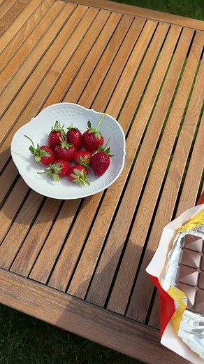Delicious and Easy Summer Dessert: Chocolate Covered Strawberries