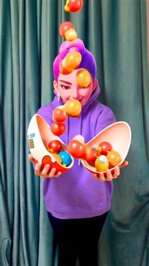 What’s Inside the Gift? 🎁✨ #memes #cosplay #kpopdemonhunters