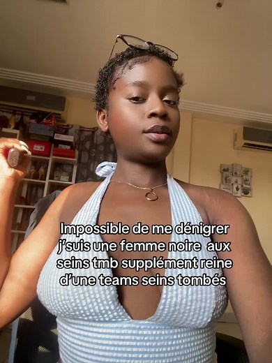 La beauté des seins d'une femme noire