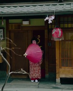 2.8K views · 157 reactions | Kyoto ⛩ If you go to Kyoto & want to see a Geisha I recommend Miyagawa - chō... Miyagawa-chō is one of the hanamachi “flower towns" or geisha districts in Kyoto. Miya-gawa means "Shrine River"...  locowataru5 | Japan Daily | Facebook