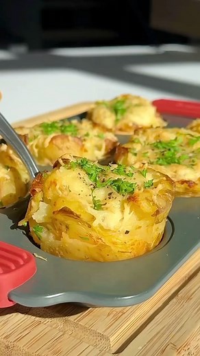 On est en admiration devant ces petits muffins de pommes de terre 🥰 @charlie.ma.vie La recette ici : https://www.instagram.com/p/DBYJI5GMPys/ | Marmiton