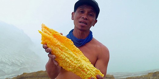 VIDEO: Why miners in Indonesia risk their lives to get sulfur from inside an active volcano