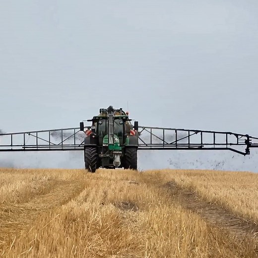 Check out this amazing manure spreader in action-getting the field prepped perfectly! 🚜✨ | Big Machines