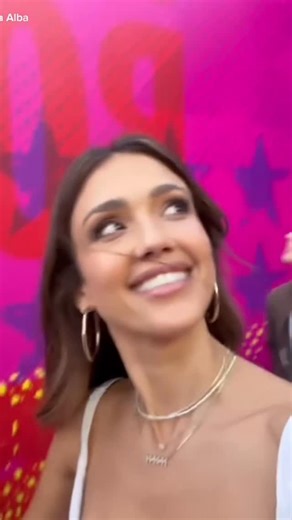 Voici on Instagram: "Jessica Alba a dévoilé de toutes nouvelles photos et vidéos de son incroyable week‑end Super Bowl LX, dont son entrée sur le terrain aux côtés de Pedro Pascal. L’actrice a partagé ces images pleines d’énergie après sa participation surprise à la performance de mi‑temps de Bad Bunny, filmée depuis La Casita au cœur du show. 📹 @jessicaalba #jessicaalba #pedropascal #lacasita #superbowl #backstage"