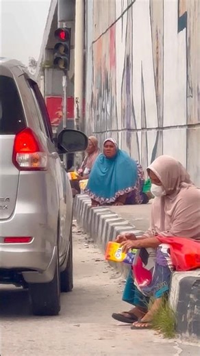 SEDIH, melihat ke 3 ibu itu berjuang bersama mencari rezeki di jalanan #shorts