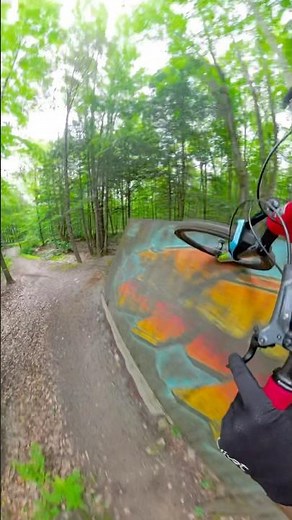 La fameuse piste la “Freeride” au Énergie CMB , une ligne de saut complètement unique !!😮 #mtb