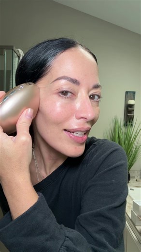 The brand new 7 in 1 EMS microcurrent Guasha tool with a dedicated neck mode from @INIA BeautyCraft It’s a guasha on steroids. Combines EMS, microcurrents, red and blue light therapy, thermal and cryo therapy, plus vibration massage.