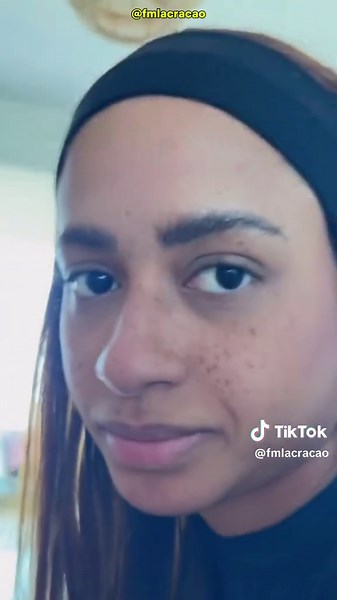 Dançando com Luna: A Diversão na Piscina