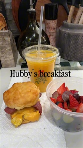 Shanthi - YouTube Mom on Instagram: "From 3:15am to 8:30am — a whole day before most people wake up ✨ Making breakfast, getting my workout in, resetting the house, and getting the kids ready for school… there’s something so peaceful about being productive while the world is still quiet. Mornings like this are my favorite. #MorningRoutine #DayInTheLife #MomLife #EarlyMorningRoutine #5amClub ProductiveMorning"